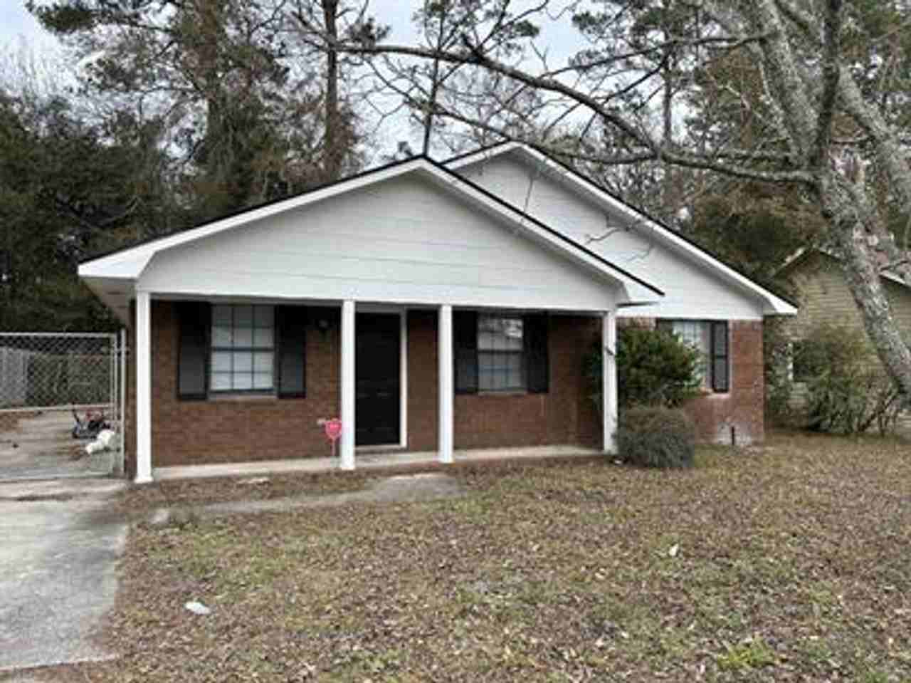 220 Garden Cir - Photo 2 of 12