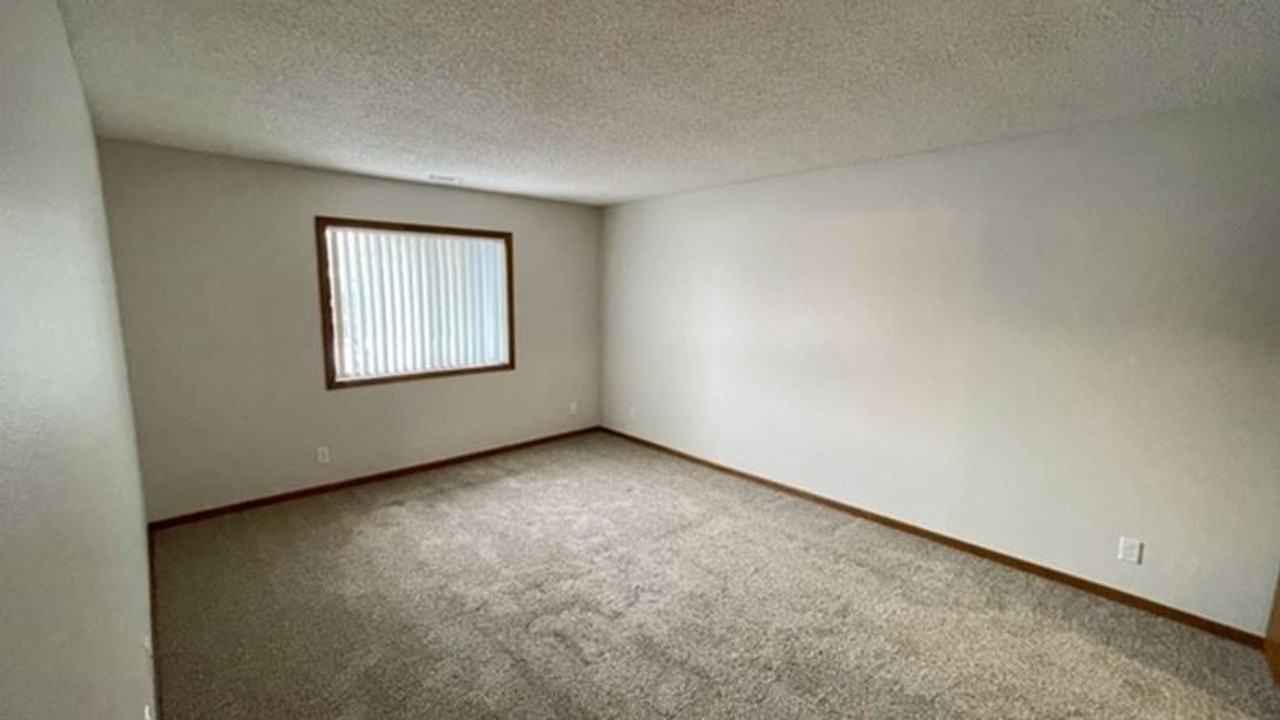 Willow Creek Apartments - Photo 4 of 36