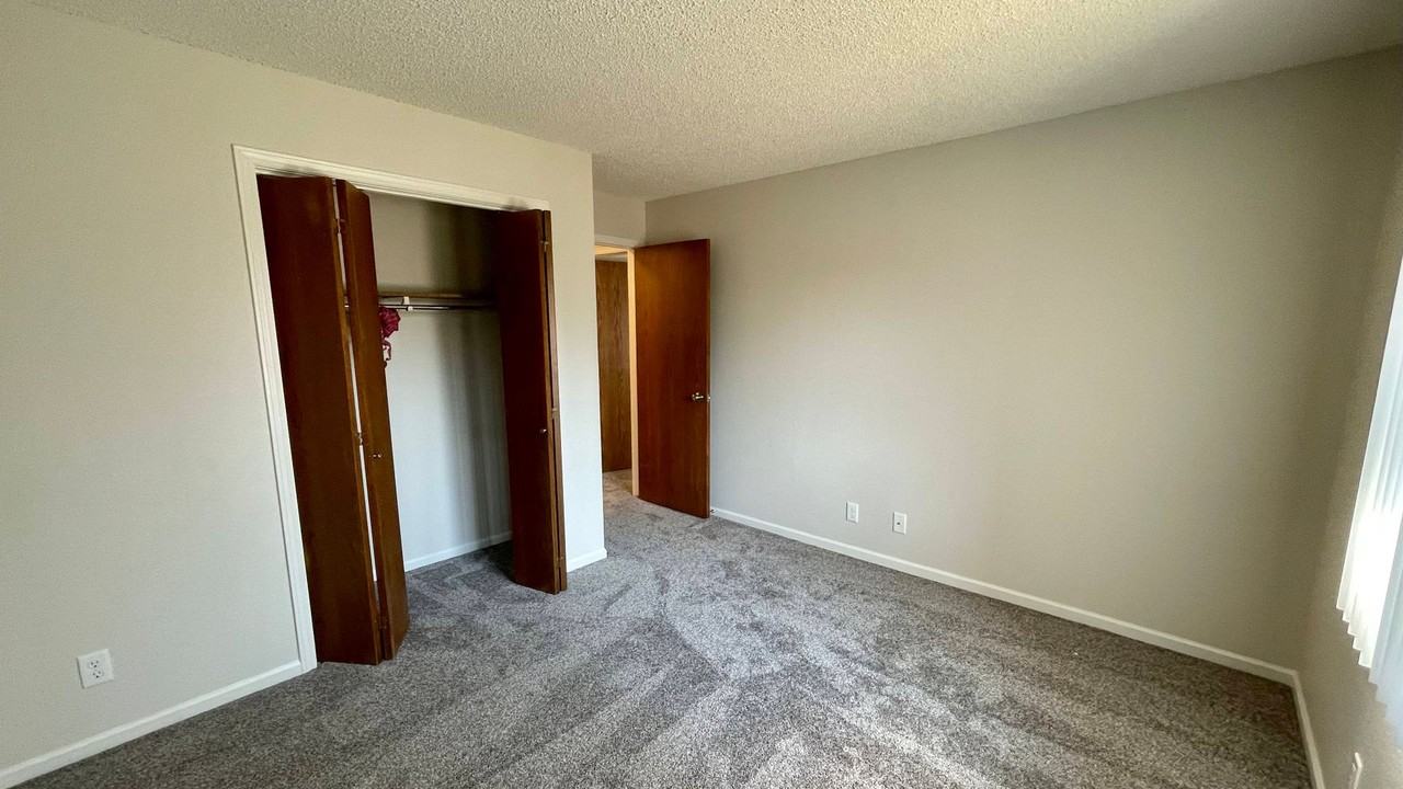 Willow Creek Apartments - Photo 5 of 36