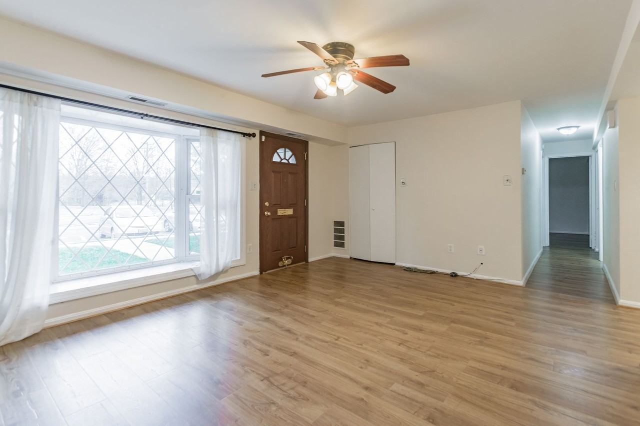 8042 Lakecrest Dr - Photo 2 of 15