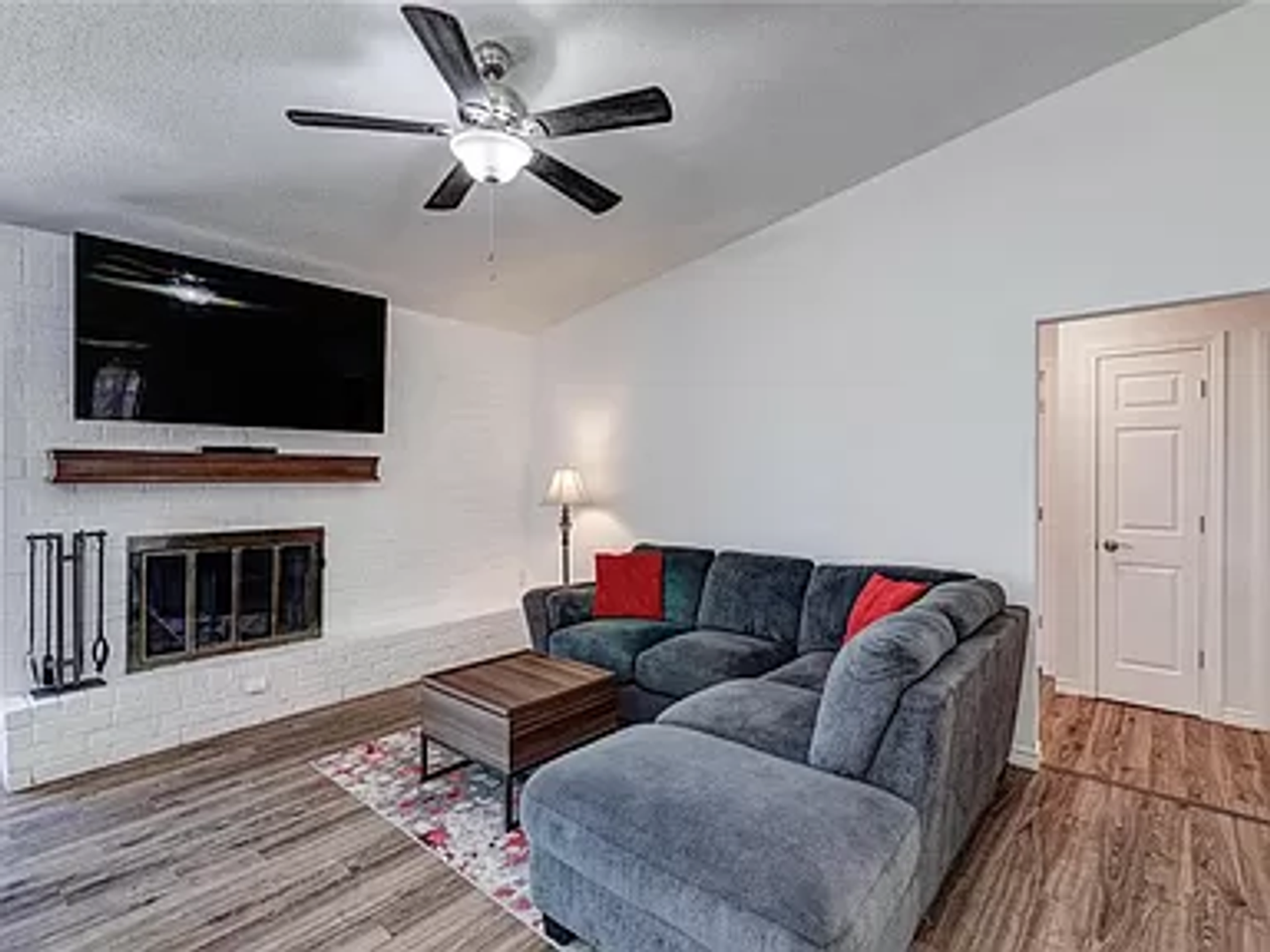 1007 Rolling Green Dr - Photo 2 of 7