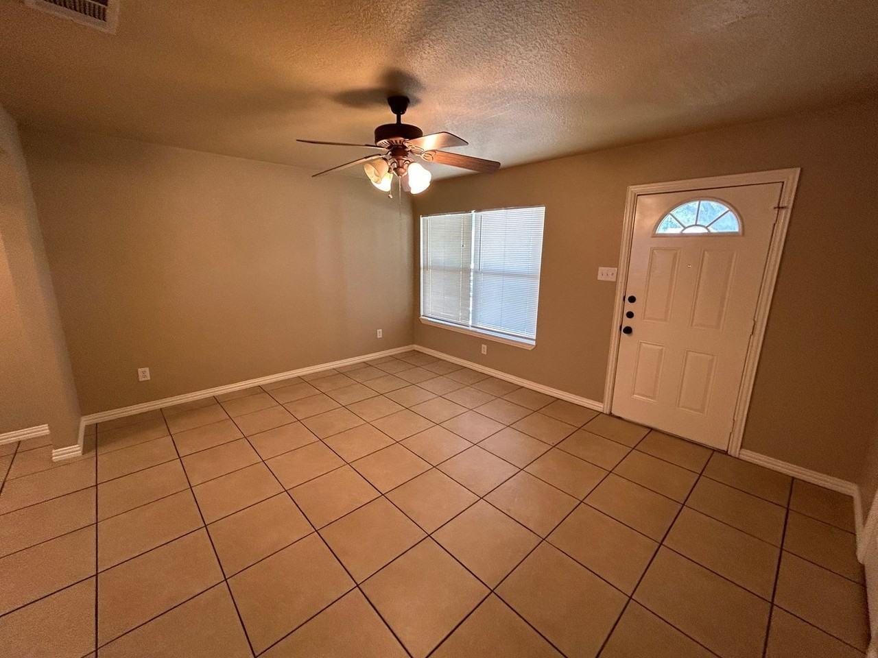 512 Himes Dr - Photo 3 of 13