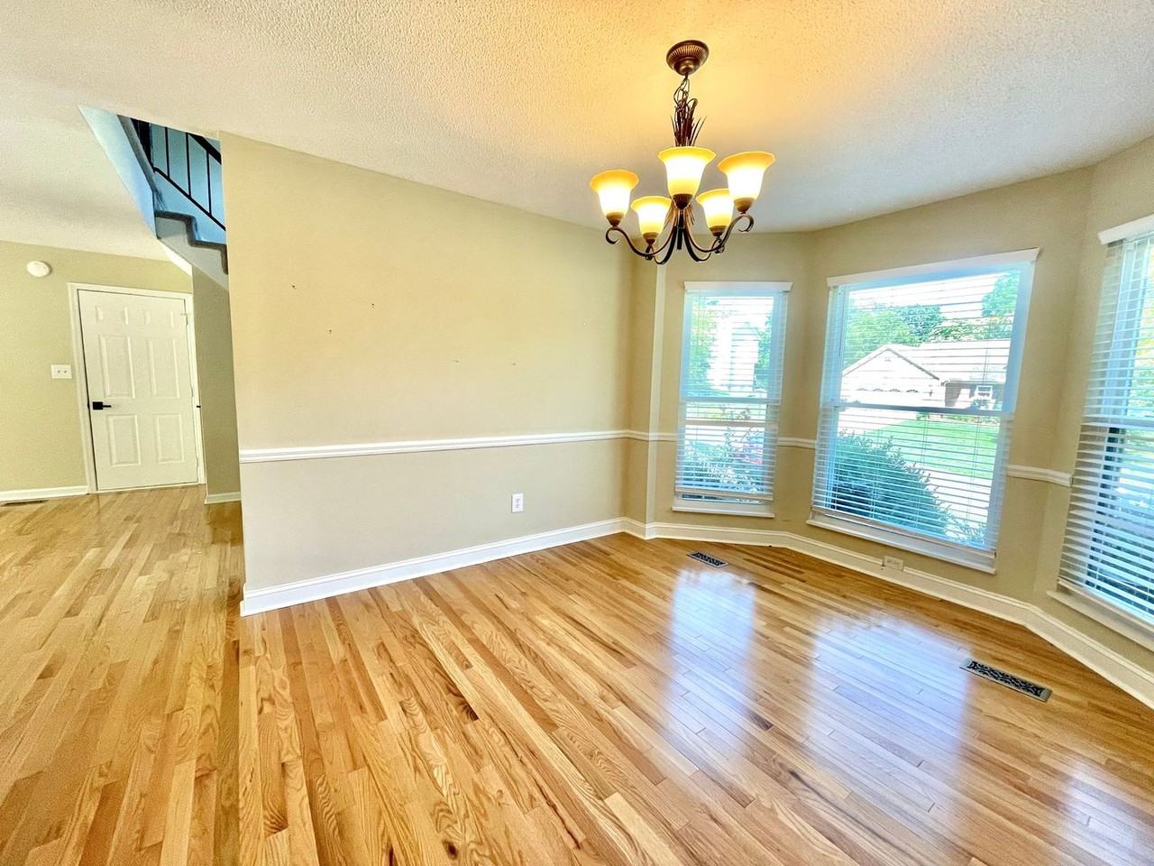 1363 Wenlock Rd - Photo 3 of 12