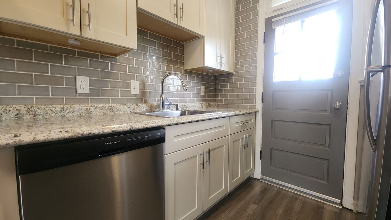 1042 Sanford Ave - Photo 3 of 10