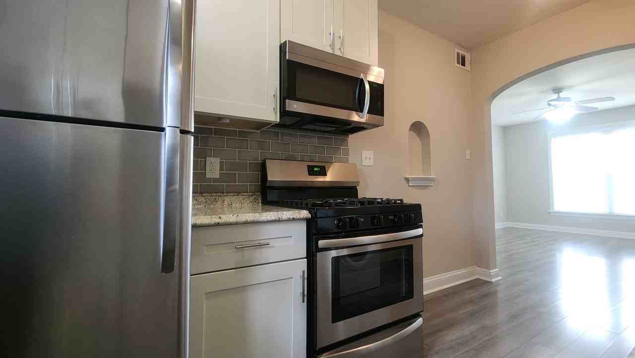 1042 Sanford Ave - Photo 4 of 10