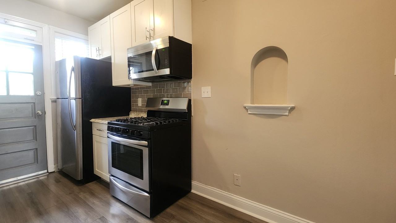 1042 Sanford Ave - Photo 5 of 10