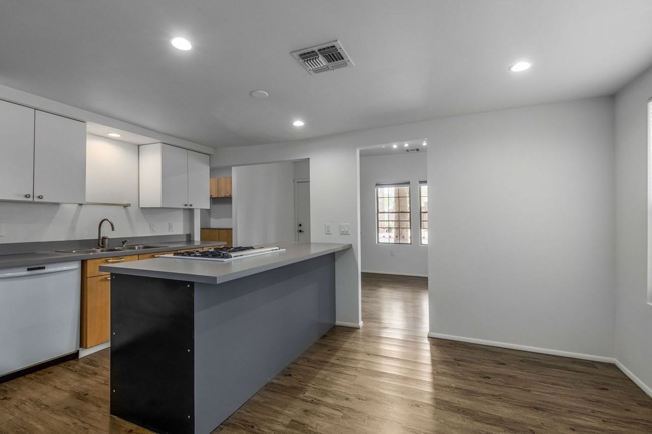 1030 East Polk Street - Photo 3 of 34