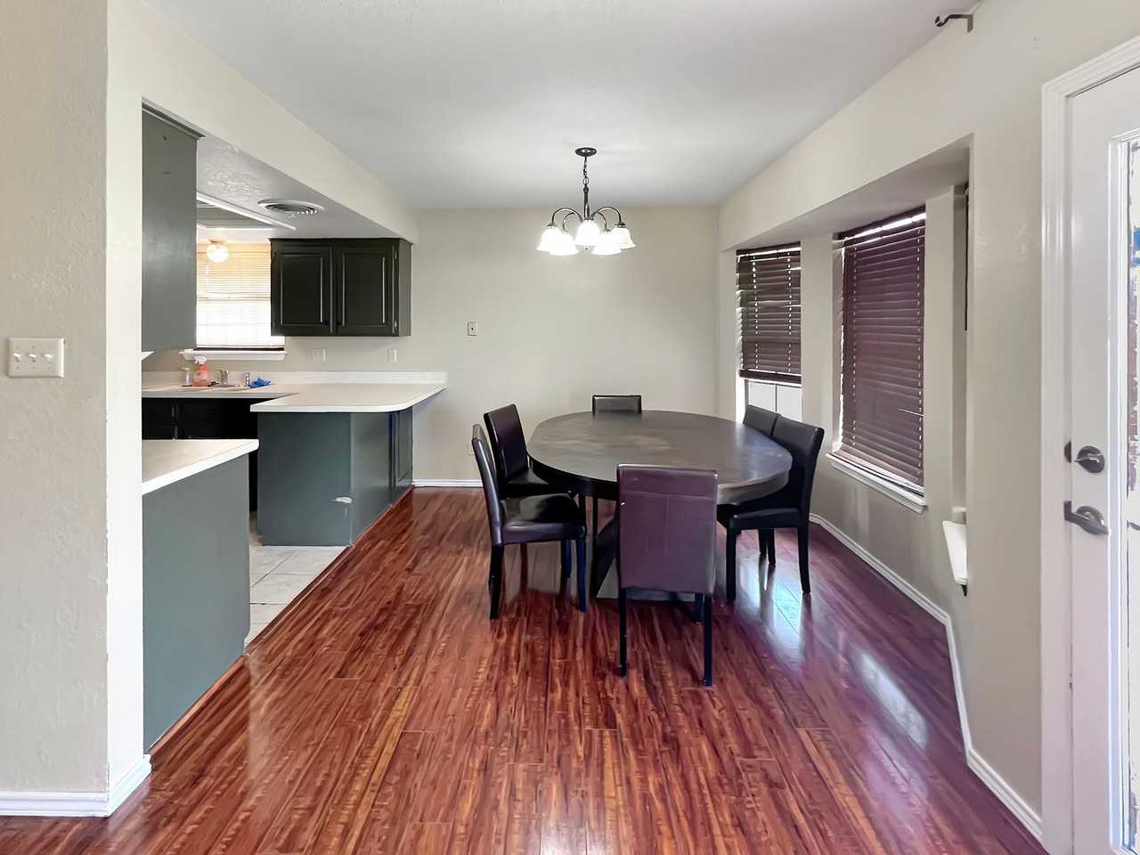 1604 Cordoba Ln - Photo 3 of 10