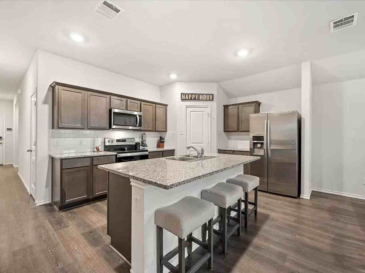 805 Fueller Dr - Photo 2 of 31
