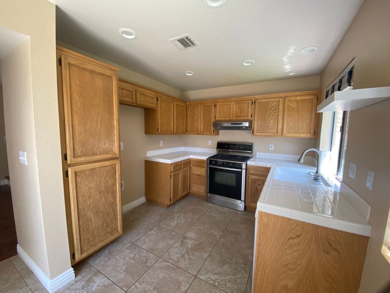 1147 Knottingham St - Photo 3 of 17