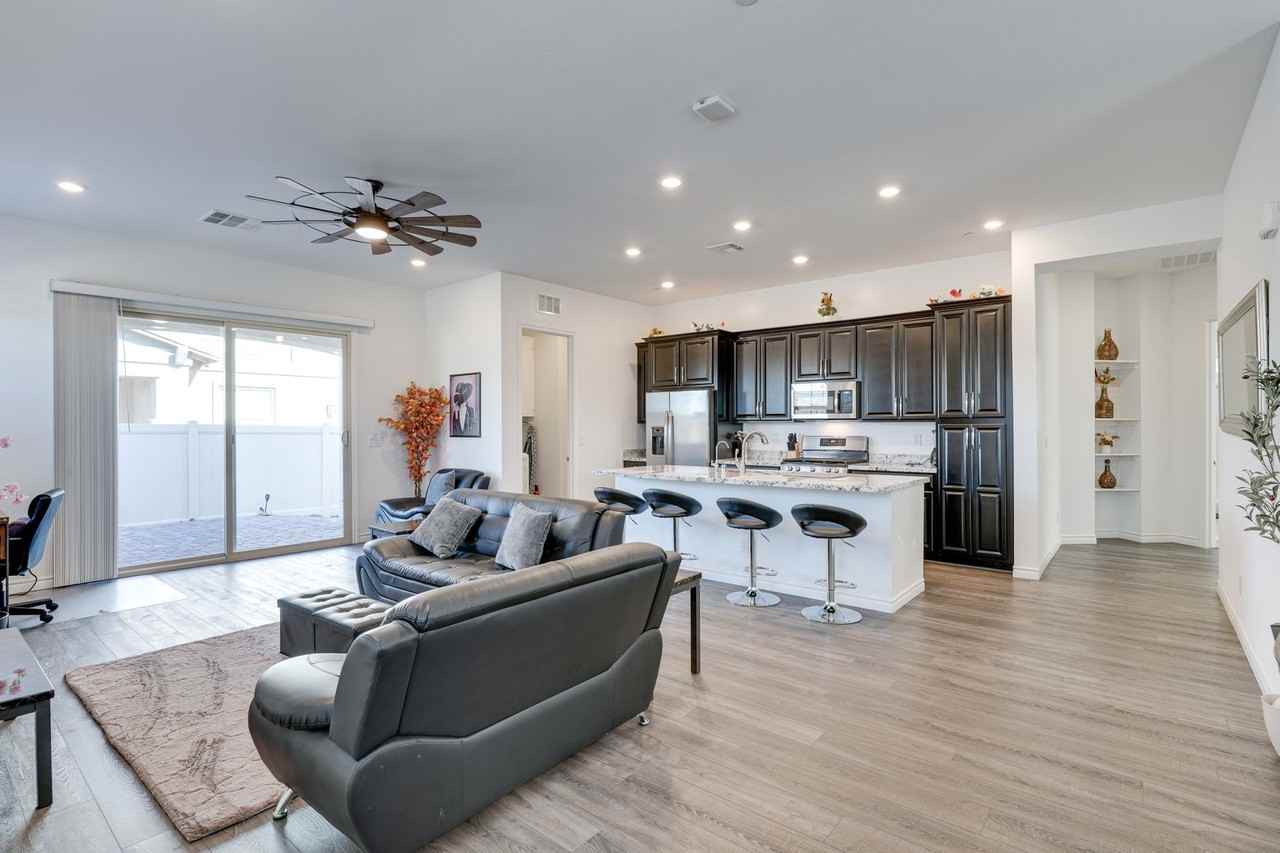 209 Coltrane Canyon Ave - Photo 7 of 24