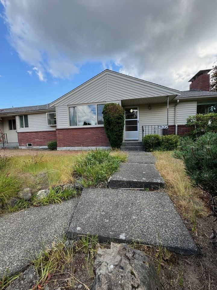 4205 Ne 72nd St - Photo 3 of 25