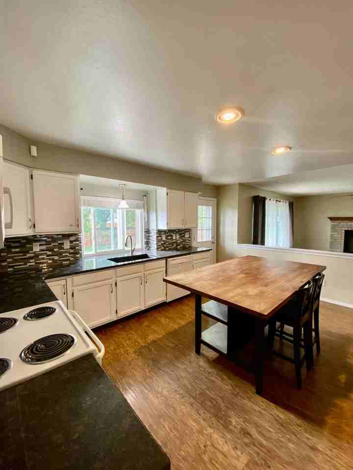 8110 Avens Cir - Photo 7 of 42