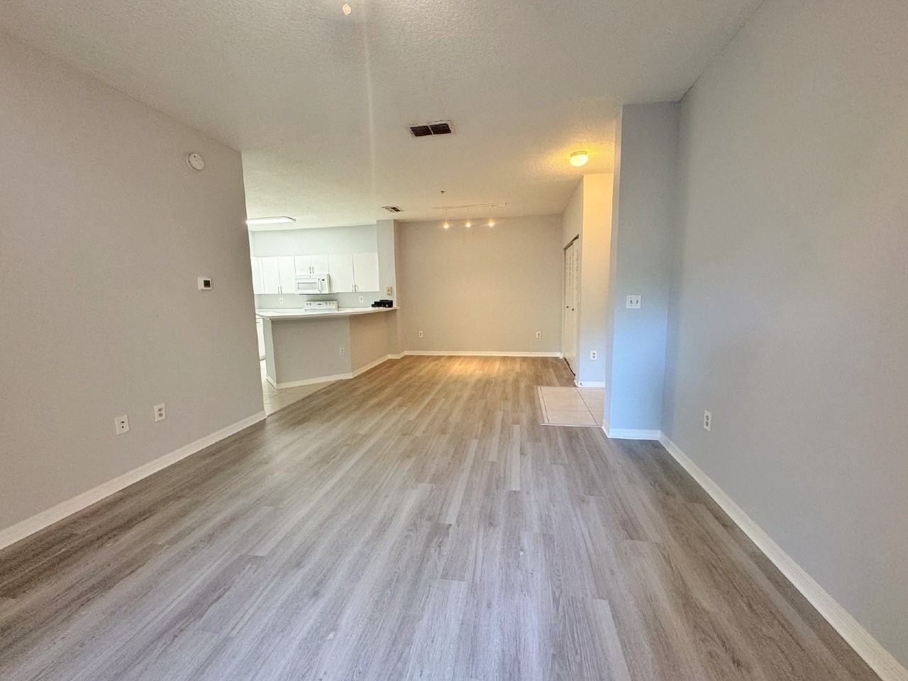 615 Fairway Dr Apt 304 - Photo 5 of 28