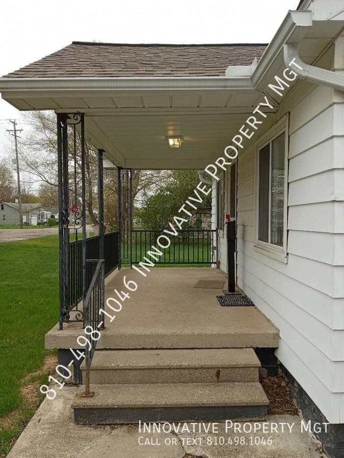 1076 W Whittemore Ave - Photo 3 of 34