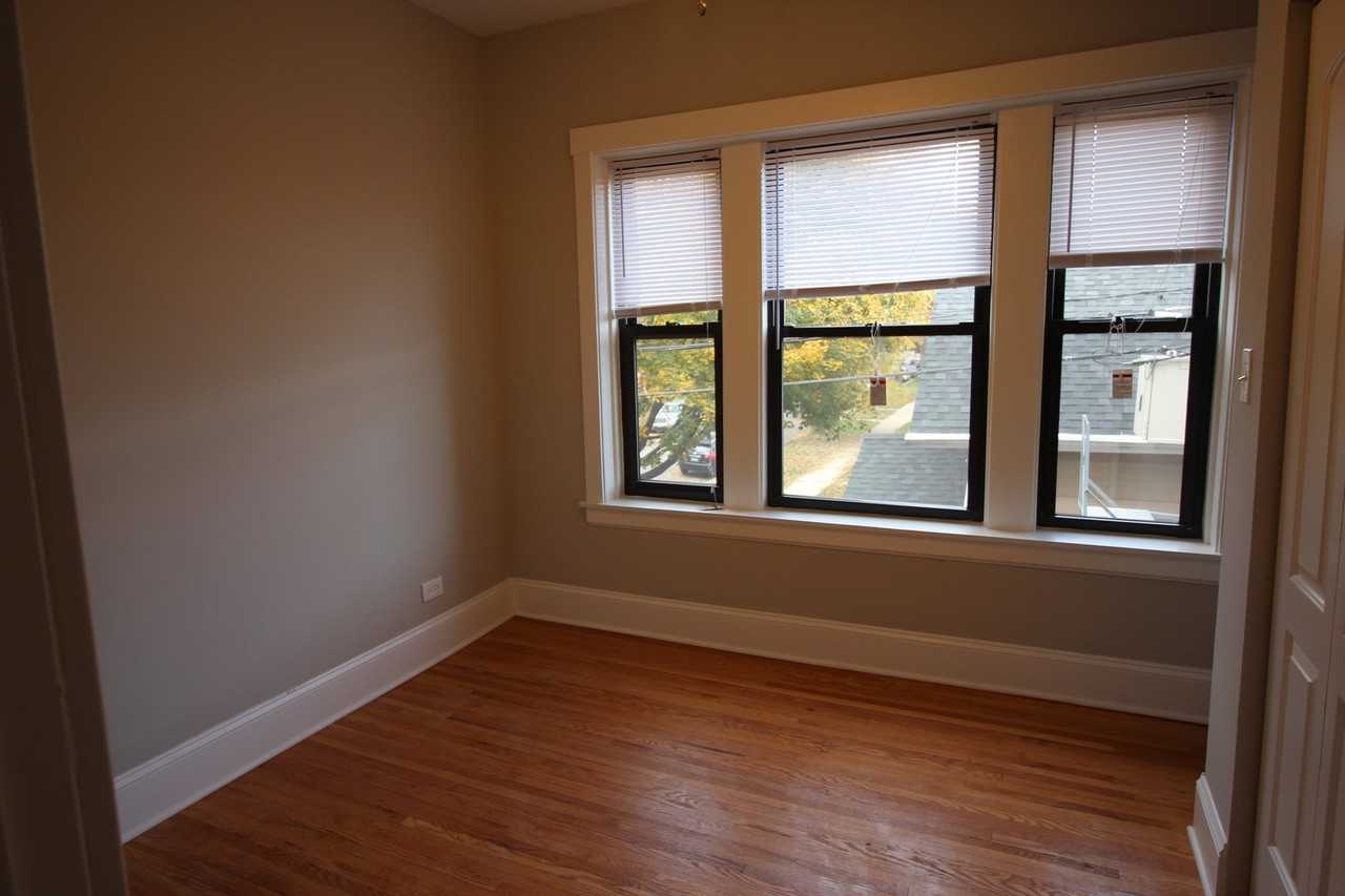 4413 N La Crosse Ave #1 - Photo 4 of 9