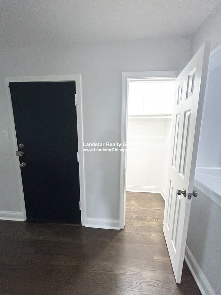 2729 W Berwyn Ave #2 - Photo 3 of 20