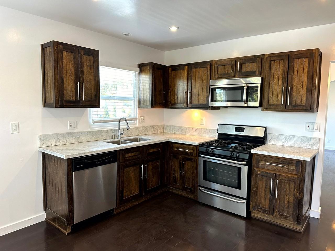 5036 Ladd Ave - Photo 3 of 22