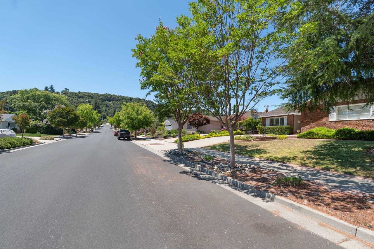 227 Dover St - Photo 3 of 26