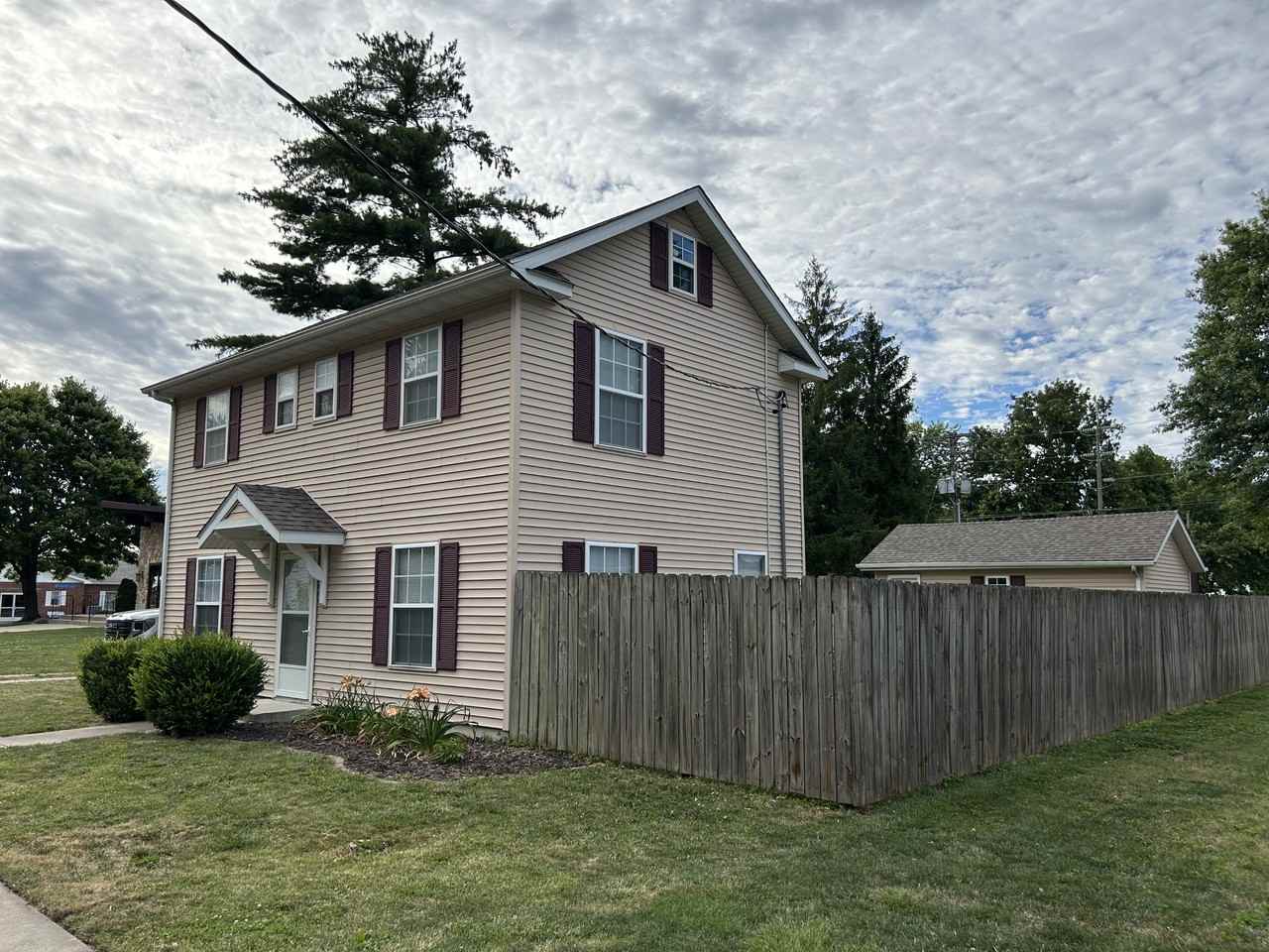 406 Elevator St - Photo 2 of 26