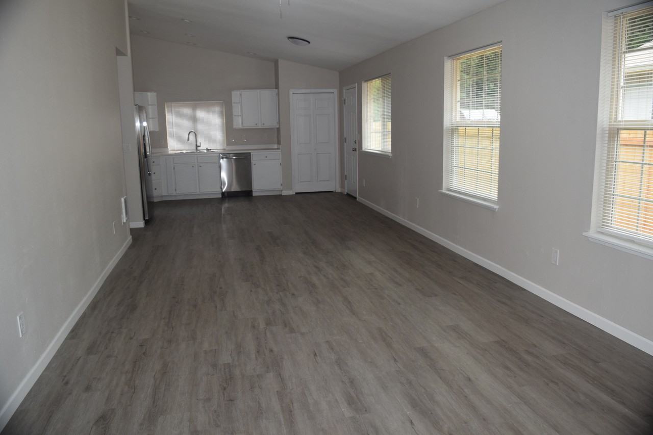 7317 Fair Oaks Rd Se - Photo 2 of 15