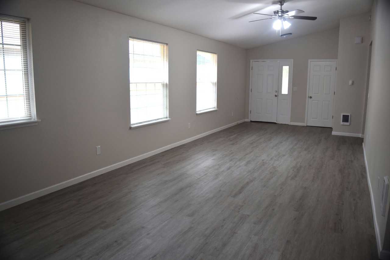 7317 Fair Oaks Rd Se - Photo 3 of 15