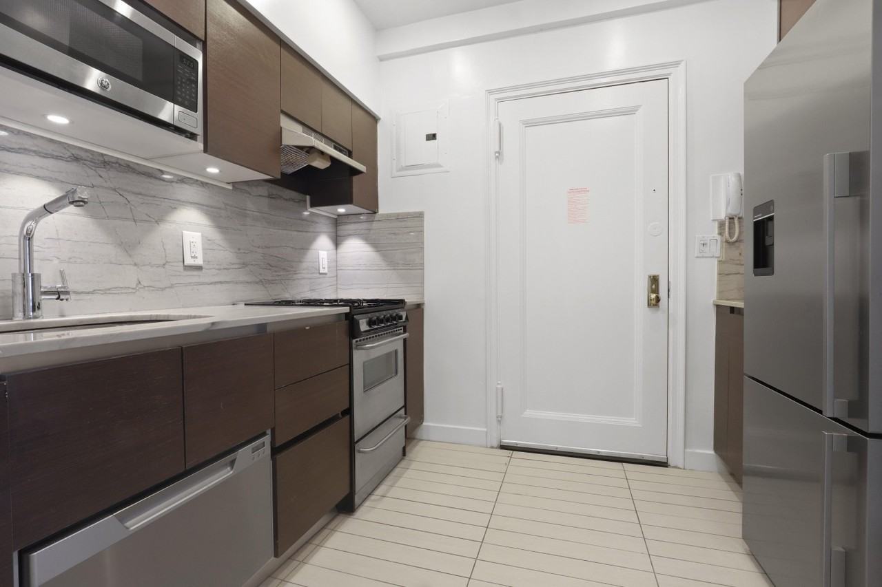 E 57th St #17K - Photo 3 of 4