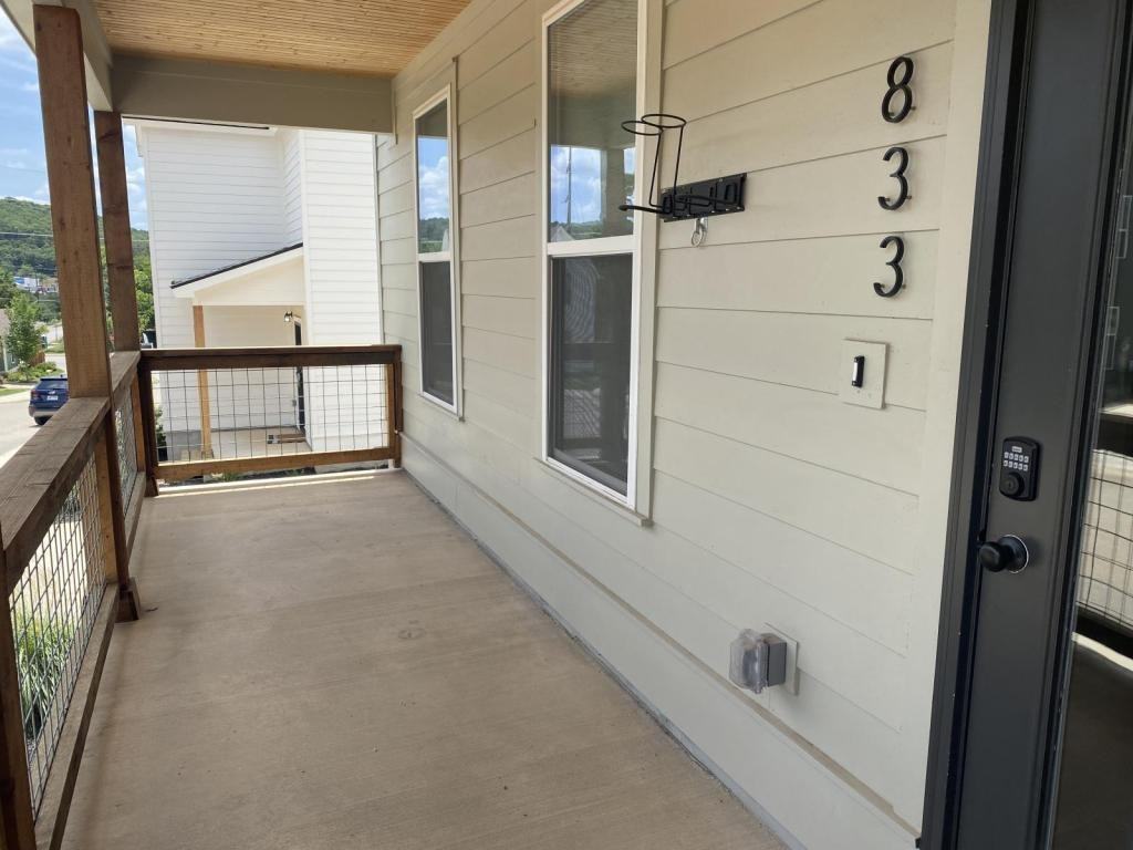 833 S One Mile Rd - Photo 3 of 28