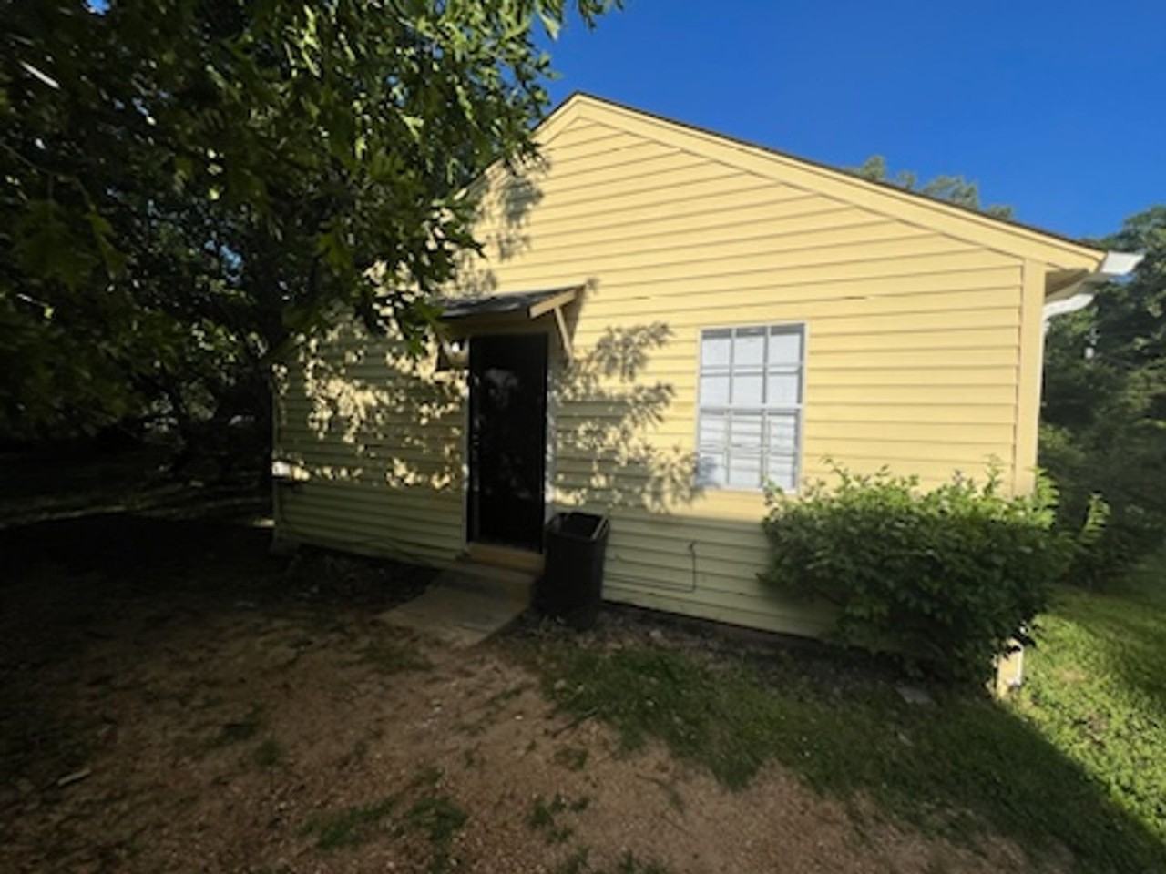 824 Combs St - Photo 2 of 11