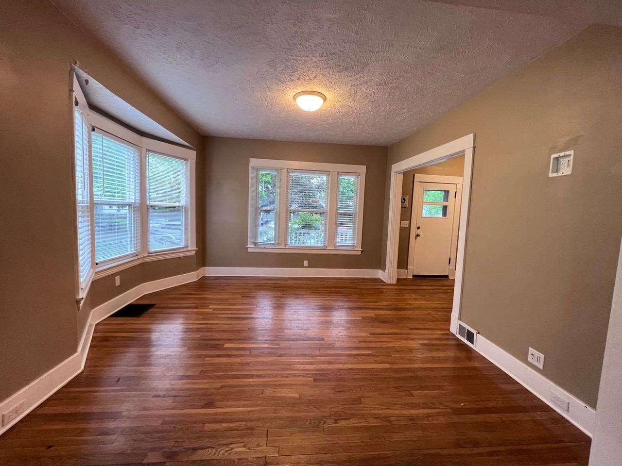 1040 Powers Ave Nw - Photo 6 of 50