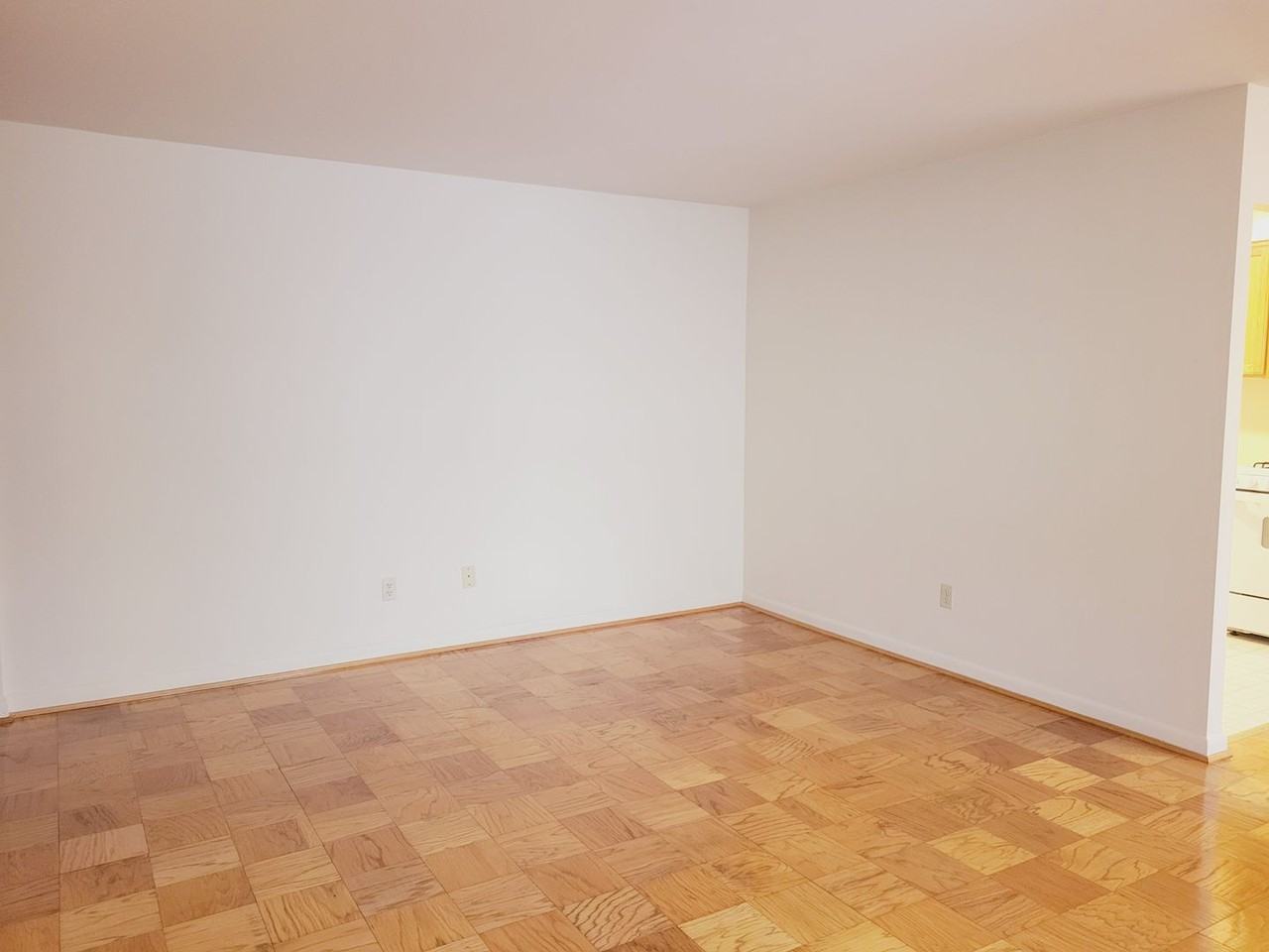 Columbia Courts/4300 Associates - Photo 3 of 26