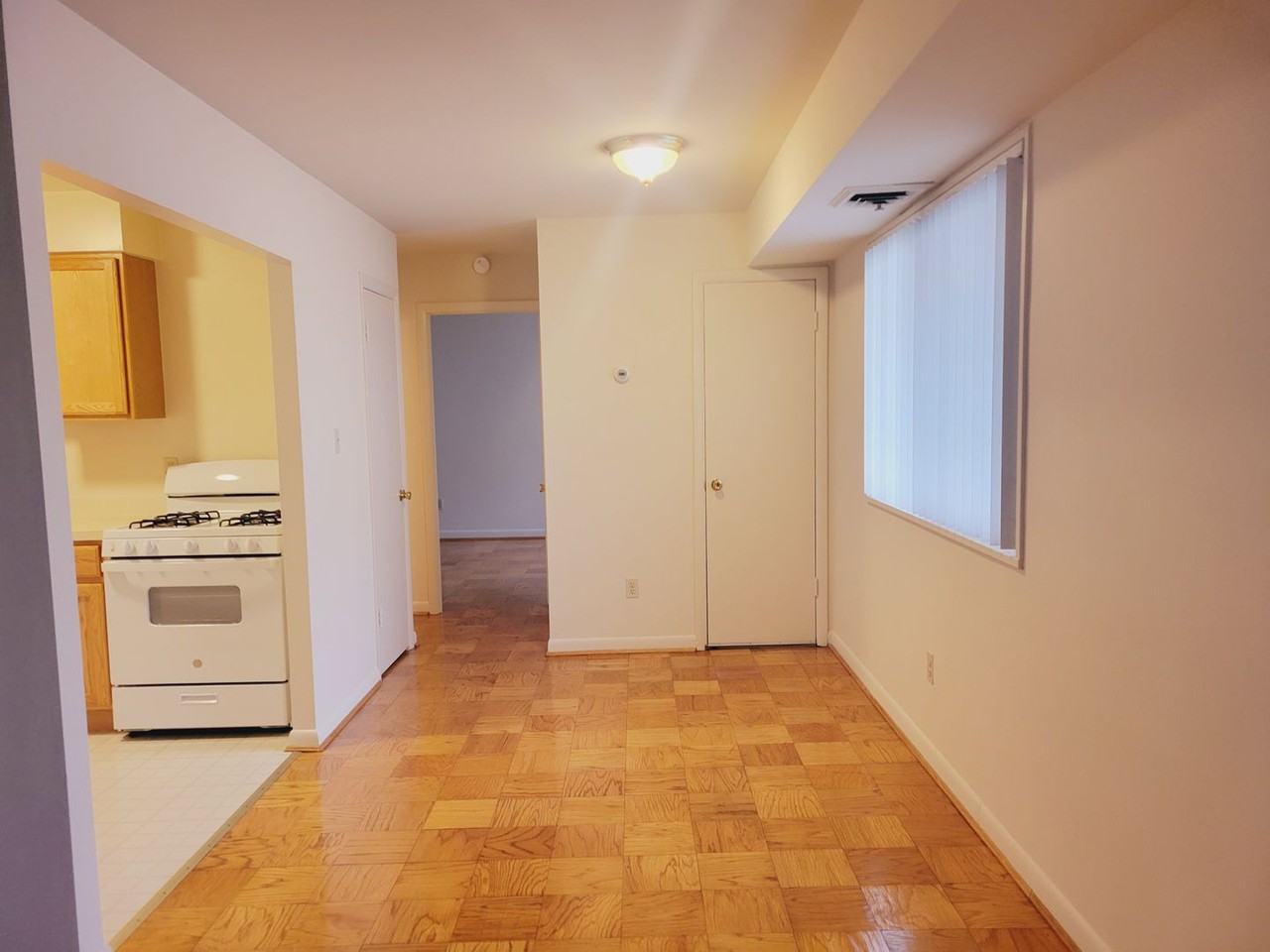 Columbia Courts/4300 Associates - Photo 4 of 9