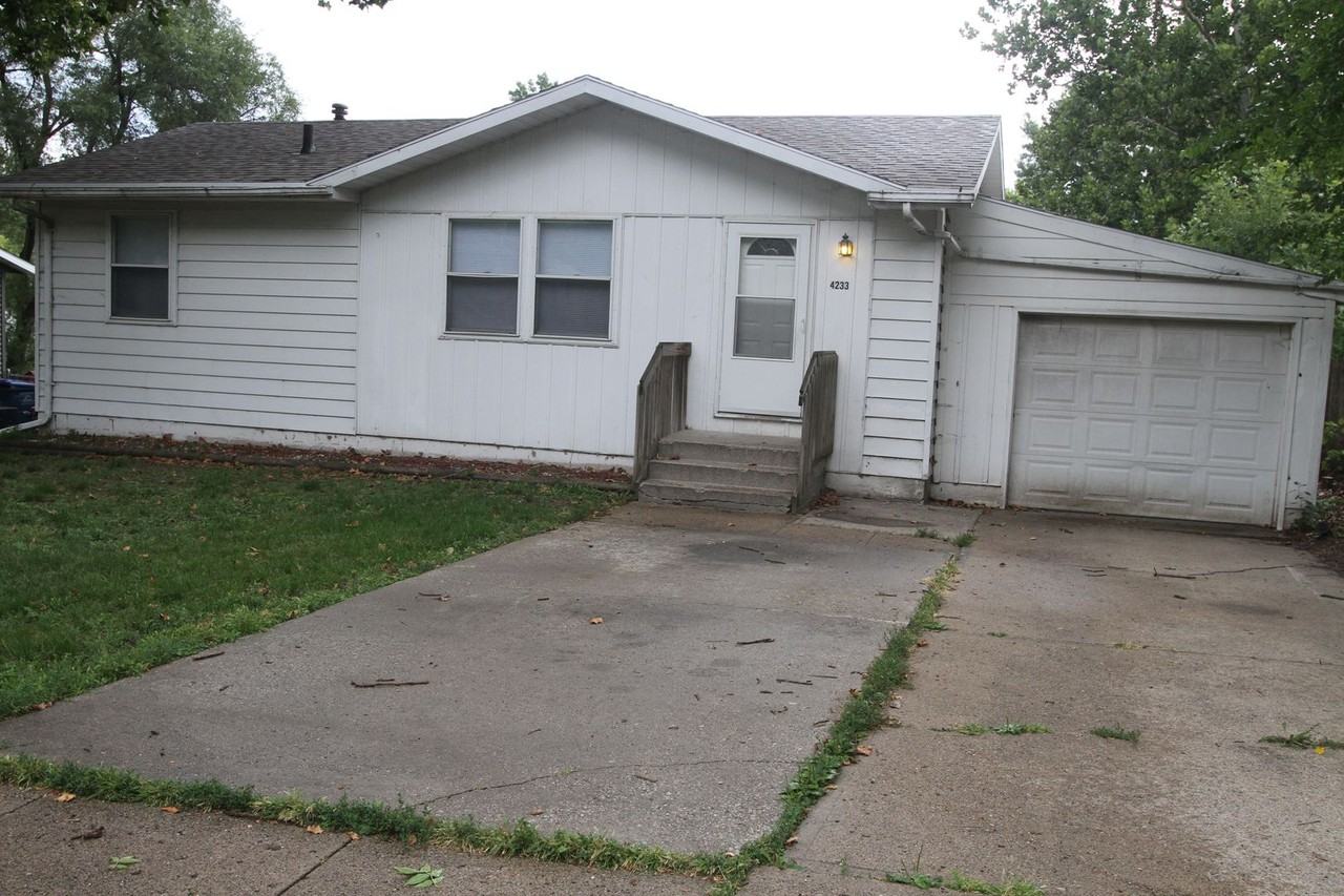 4233 Se 6th St - Photo 2 of 25