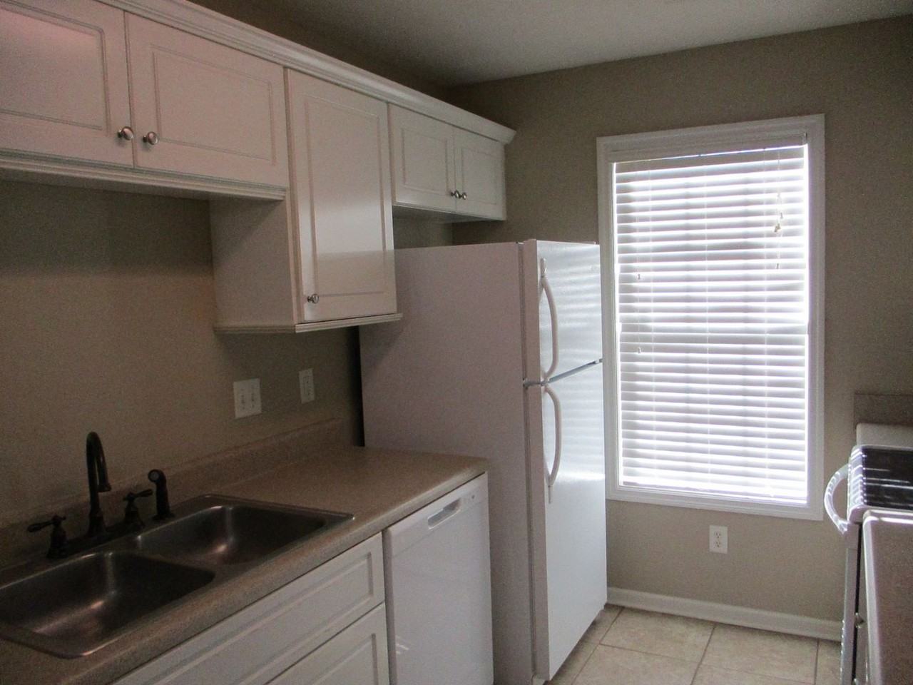 1219 Longpoint Dr - Photo 3 of 19