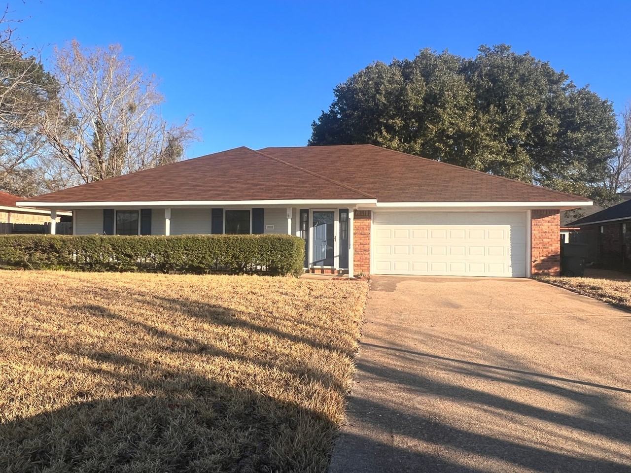 2527 Spruce Dr - Photo 2 of 17