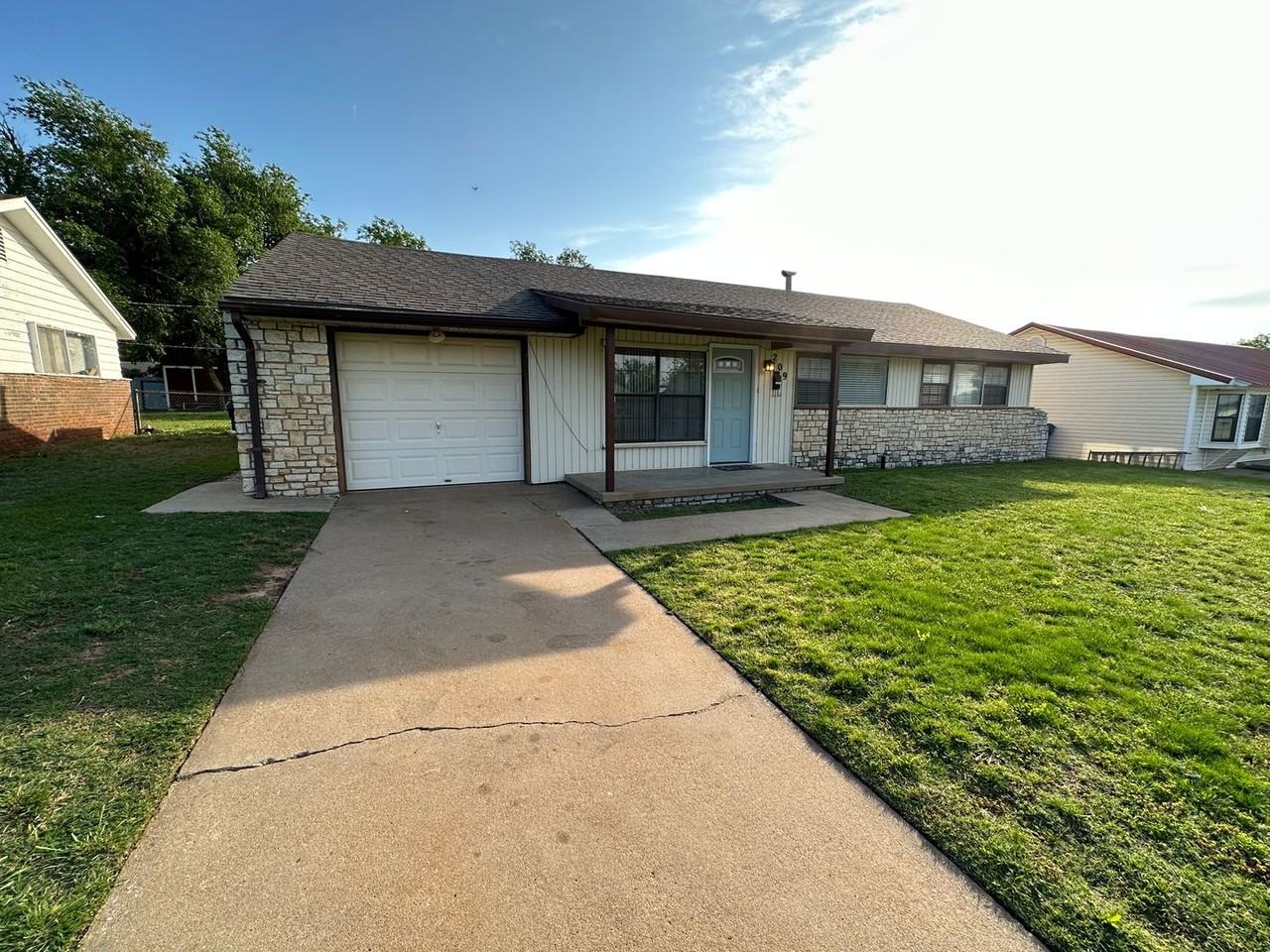 209 Gill Dr - Photo 2 of 27