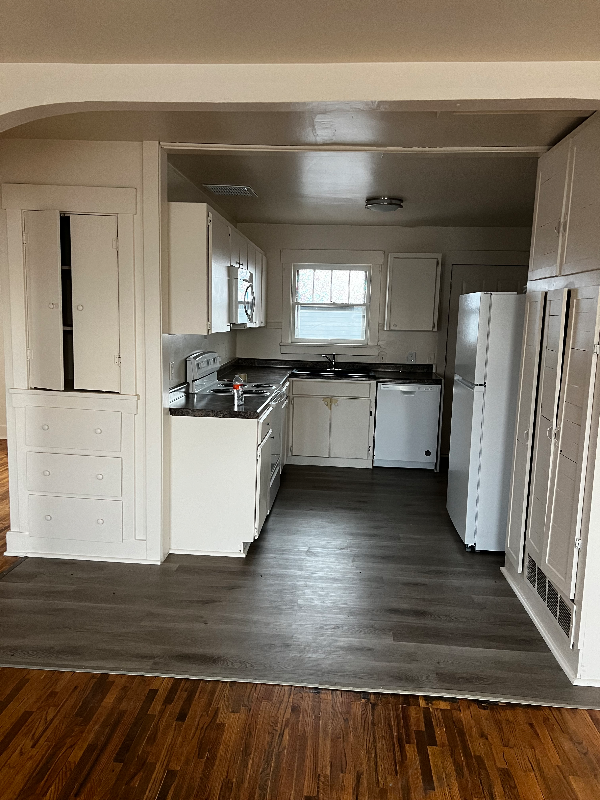 603 E 10th St - Photo 2 of 9