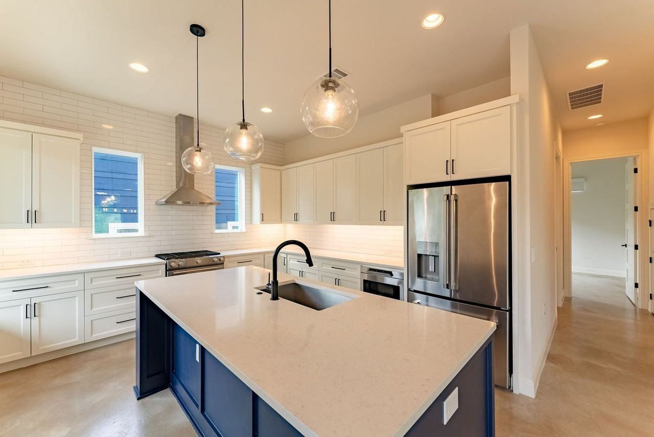 1101 Summit St #1 - Photo 7 of 32