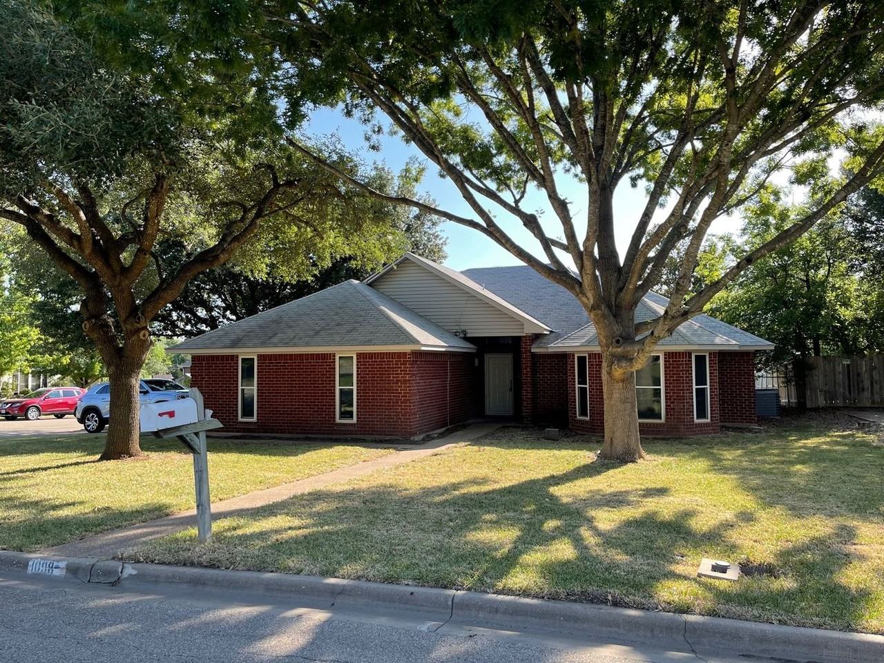 1098 Dane Dr - Photo 2 of 13