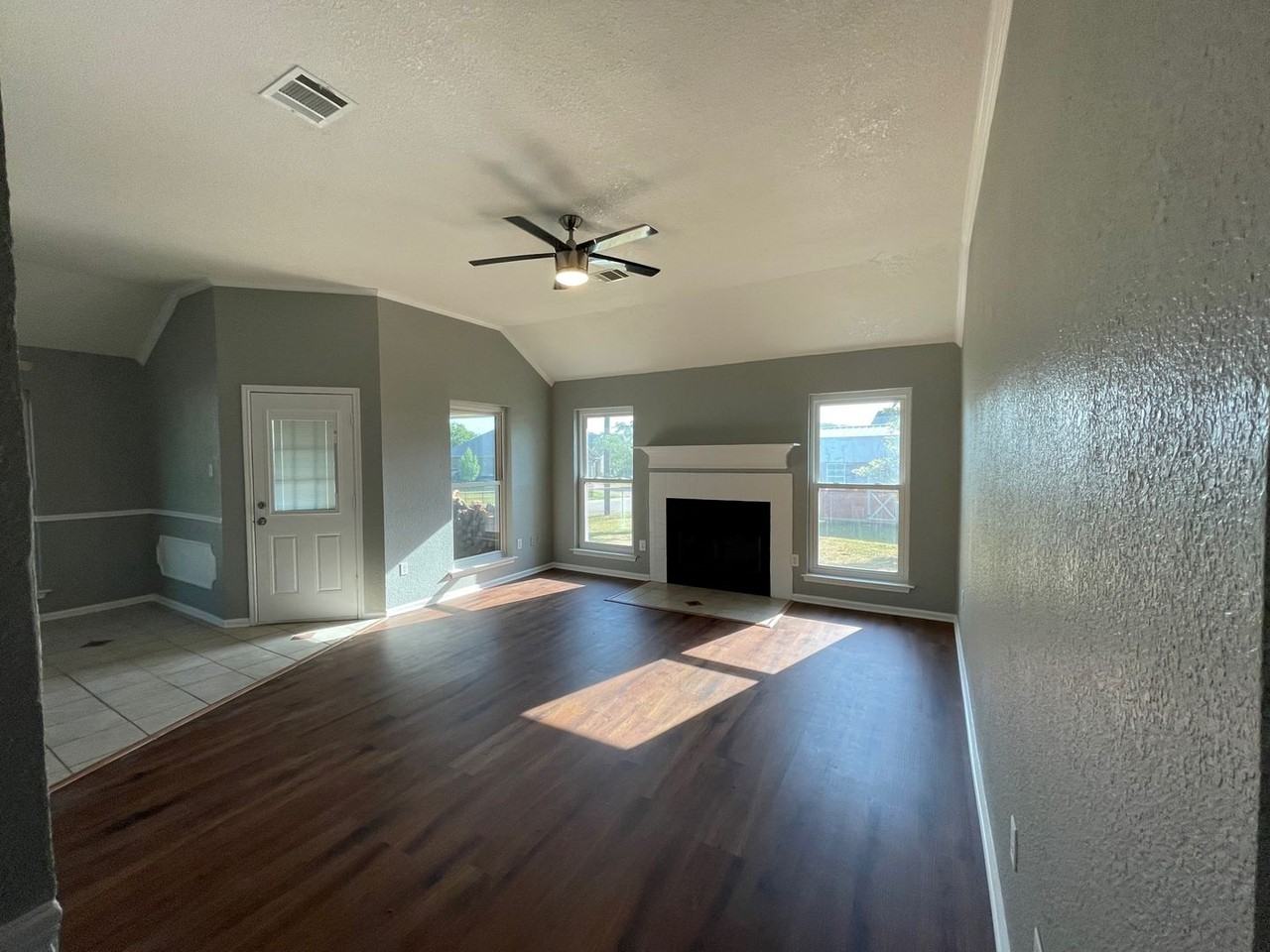 1098 Dane Dr - Photo 3 of 13