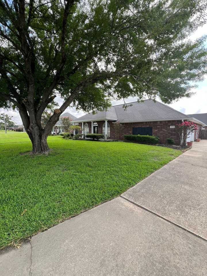 5733 Hemlock St - Photo 2 of 30