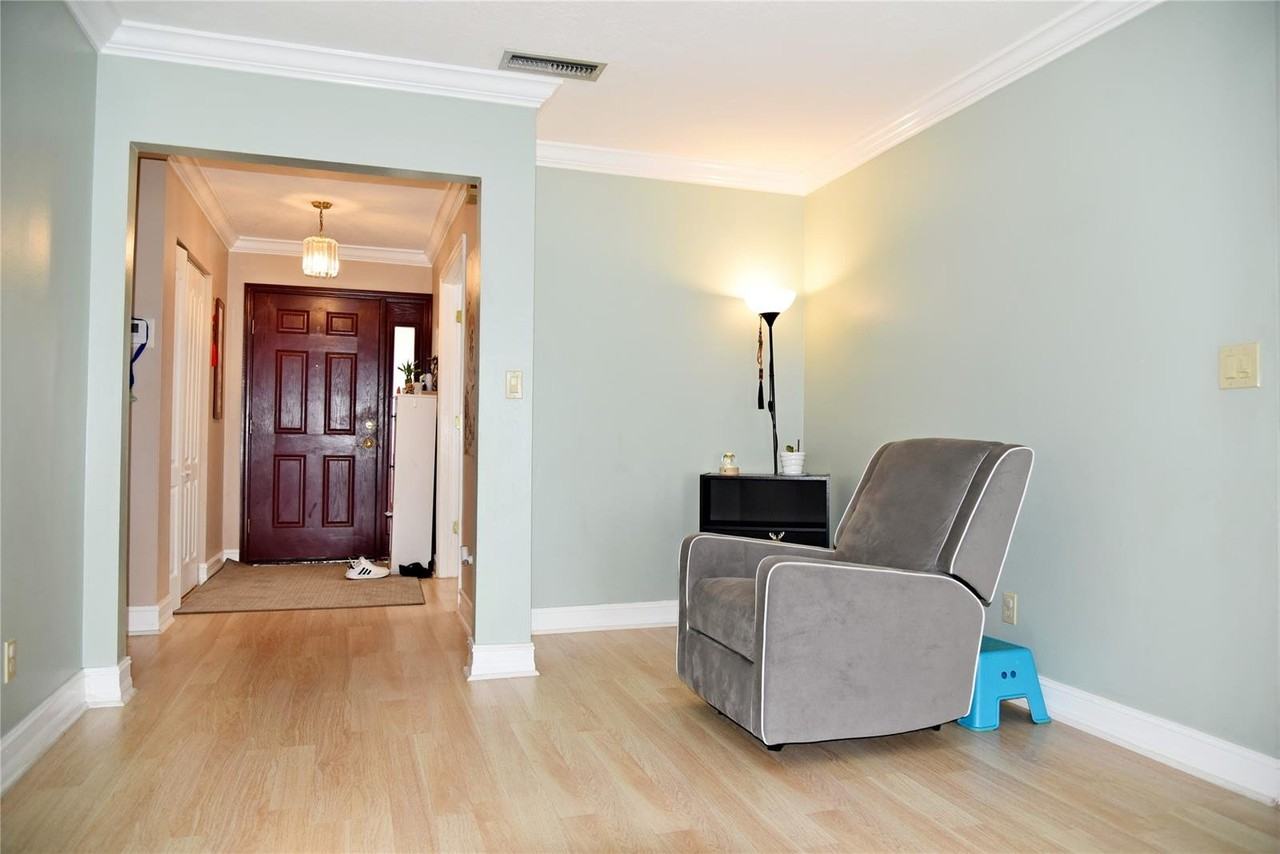 10405 Sw 52nd St - Photo 3 of 8