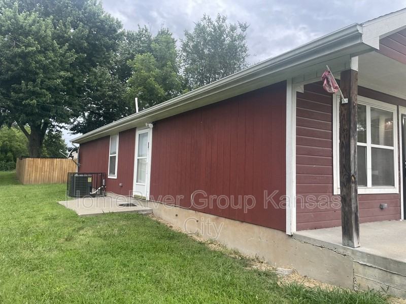 2830 Kensington Ave - Photo 2 of 23