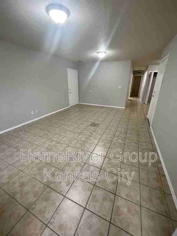 2830 Kensington Ave - Photo 3 of 23