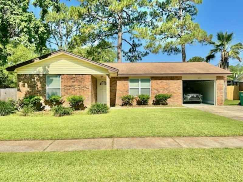 821 Meadow Ln
