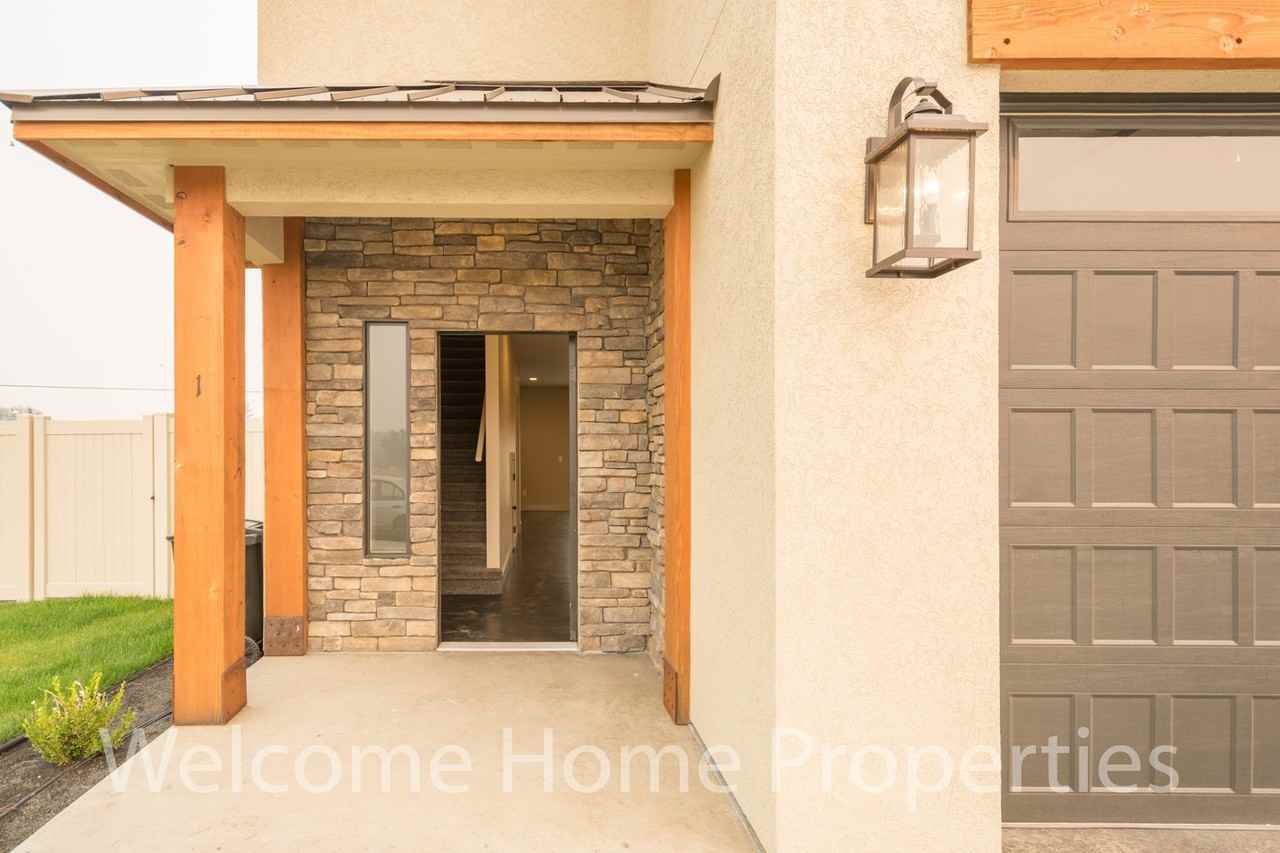 72 NE Hadley Way - Photo 3 of 22