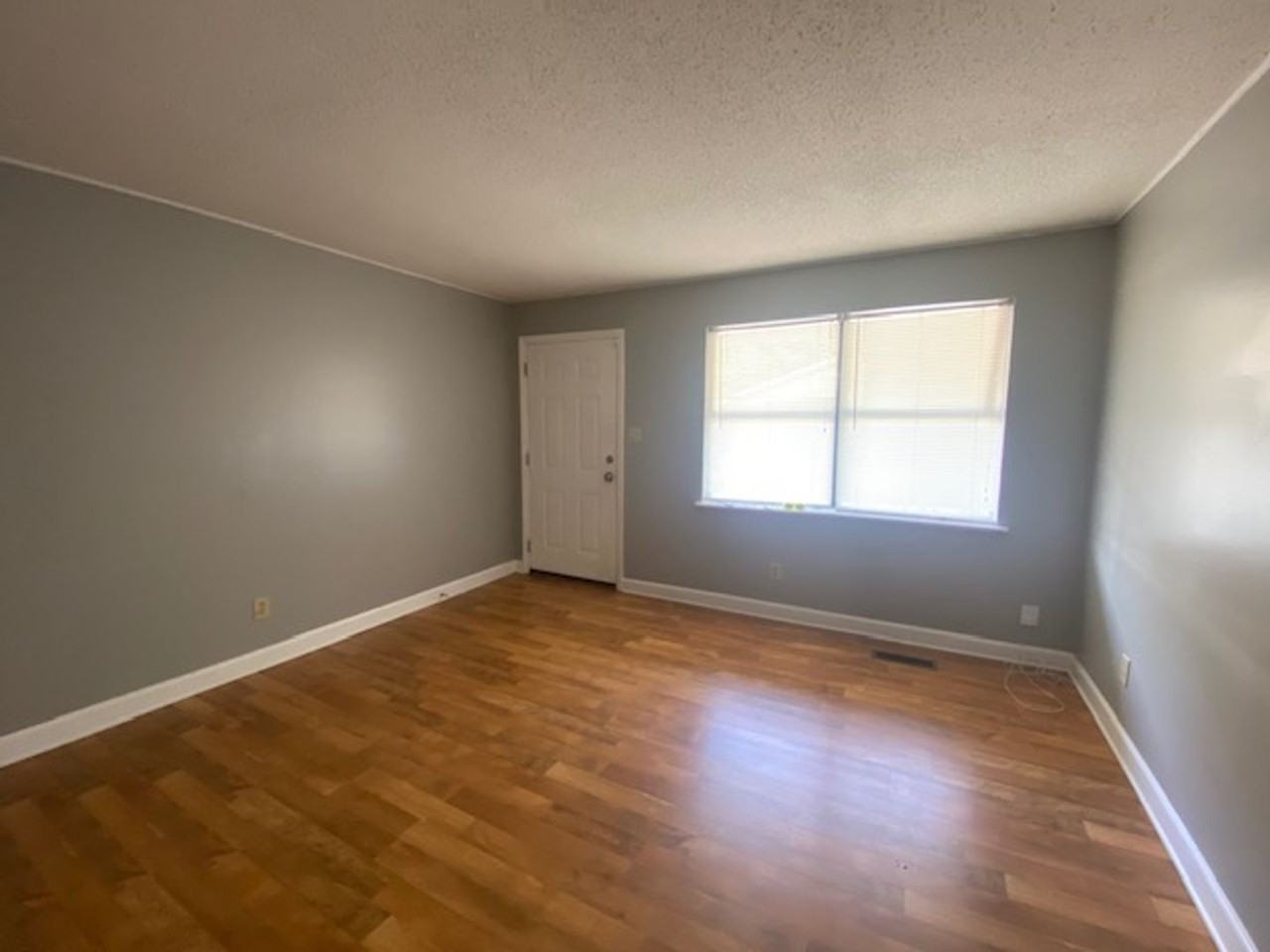 215 Weeks Dr Ne - Photo 2 of 8