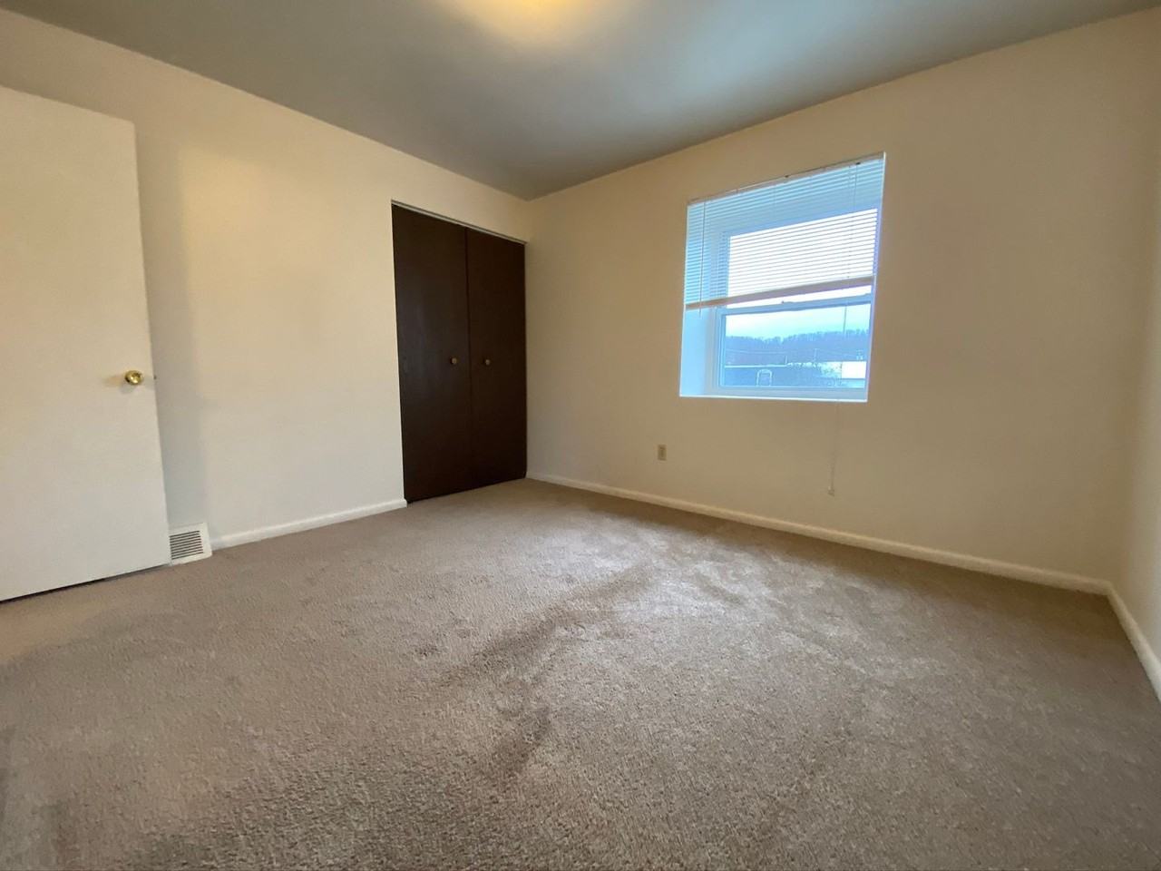 735 Hemlock Sq - Photo 6 of 10