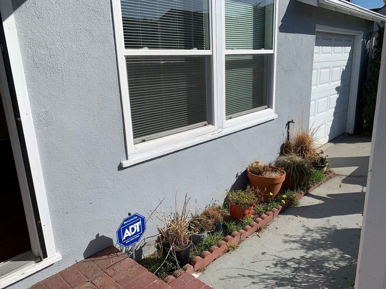 1089 Palm Ave - Photo 3 of 15