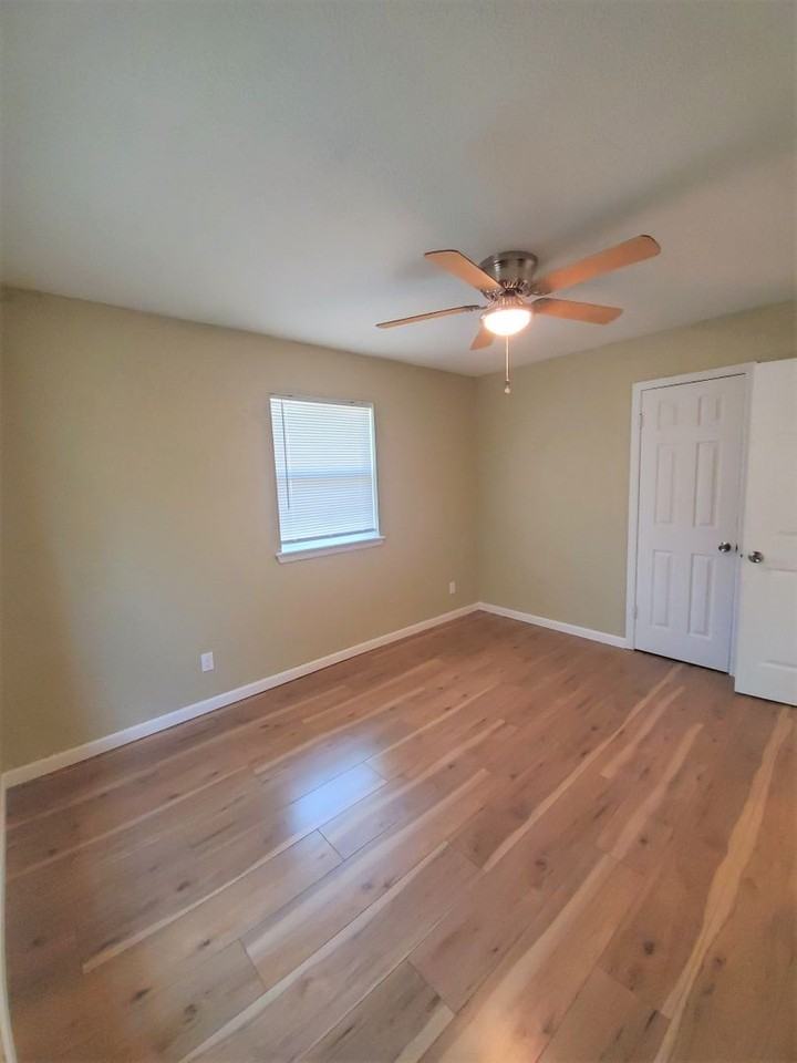 3808 Ne 33rd St - Photo 3 of 30